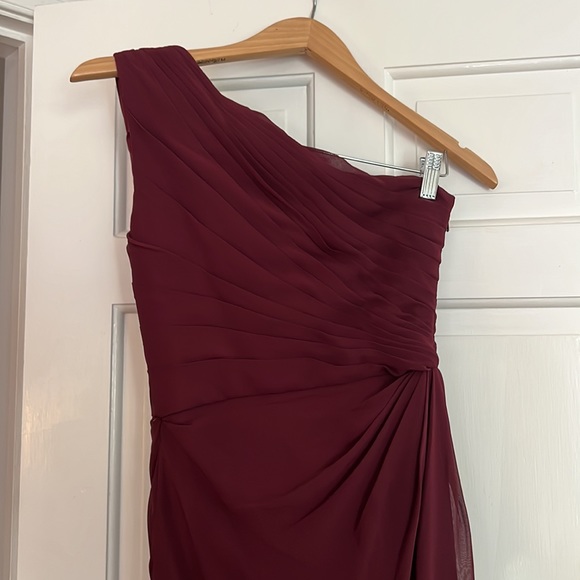 Formal gown by Bill Levkoff
Maroon color size 2
Right shoulder open.
Worn once - Picture 3 of 4